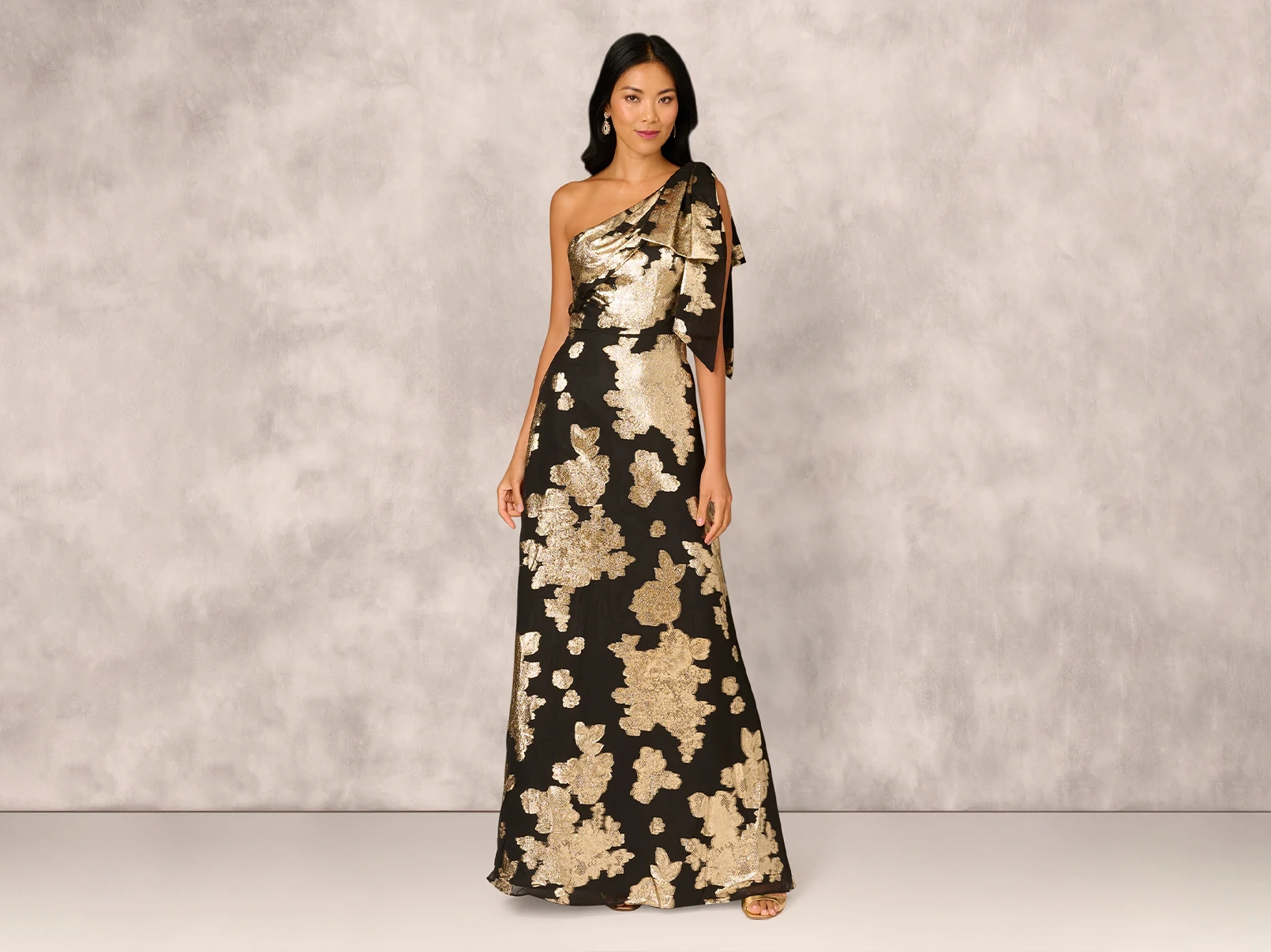 2025 Wedding Trend: Black and Gold Mother-Of-The-Bride Dress